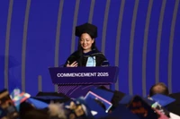 Amanda Nguyễn, nữ phi hành gia gốc Việt đầu tiên bay vào vũ trụ phát biểu tại lễ tốt nghiệp