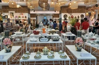 Các doanh nghiệp trưng bày sản phẩm thủ công mỹ nghệ tại Showroom Trung tâm Xúc tiến, Thương mại và Đầu tư Thành phố Hồ Chí Minh. 