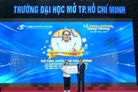 Trường đại học Mở Thành phố Hồ Chí Minh trao học bổng cho tân sinh viên.