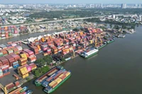 Bốc dỡ hàng hóa tại cảng Trường Thọ, phường Bình Trưng, Thành phố Hồ Chí Minh (Ảnh THẾ ANH).