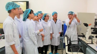 Sinh viên Đại học Quốc gia Thành phố Hồ Chí Minh tham gia nghiên cứu khoa học.