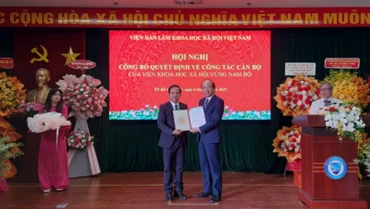 Trao Quyết định bổ nhiệm Phó Giáo sư, Tiến sĩ Vũ Tuấn Hưng giữ chức Viện trưởng Viện Khoa học xã hội vùng Nam Bộ. 