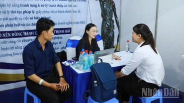 Nhà tuyển dụng phỏng vấn sinh viên tại ngày hội việc làm.