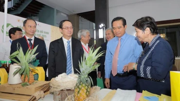 Các đại biểu tham quan các sản phẩm xanh được trưng bày tại Diễn đàn.
