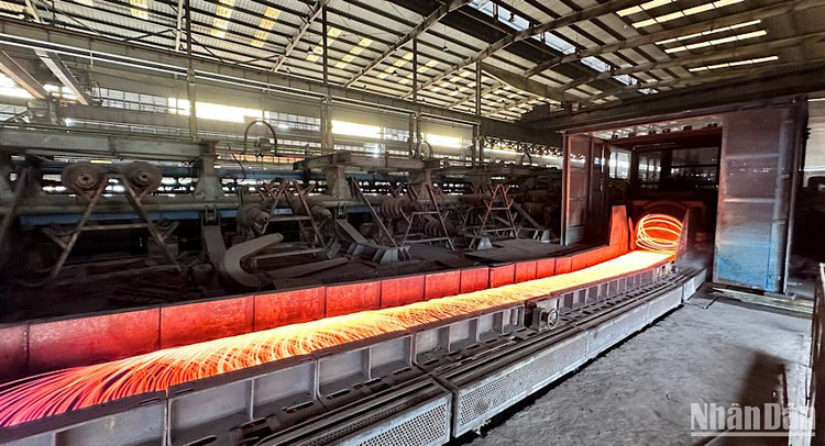 Dây chuyền sản xuất thép cuộn tại Nhà máy cán thép Thái Nguyên thuộc Công ty cổ phần Gang thép Thái Nguyên (TISCO).