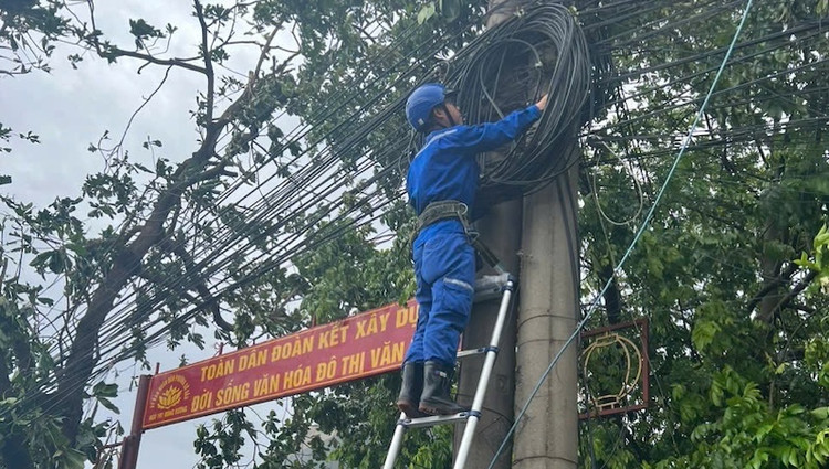 Kỹ thuật viên của VNPT Hải Phòng xử lý, khắc phục mạng lưới sau bão.
