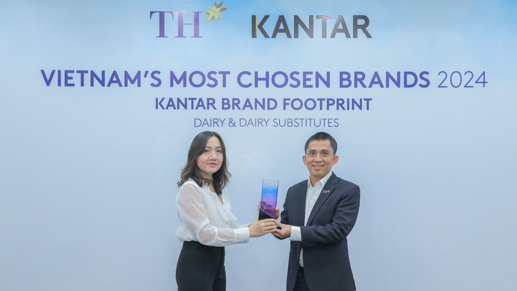 Ông Trương Quốc Bảo, Giám đốc Marketing Tập đoàn TH đại diện nhận cup chứng nhận vinh danh TH, một trong top những thương hiệu được người tiêu dùng lựa chọn nhiều nhất, có mức tăng trưởng chỉ số tiếp cận người tiêu dùng cao nhất trong Tốp 5 thương hiệu sữa và sản phẩm thay thế sữa trên thị trường Việt Nam.