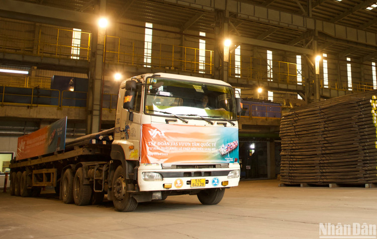 Lô thép thương mại đầu tiên của Tập đoàn VAS đã lên đường xuất khẩu sang Mỹ.