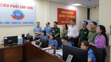 Thứ trưởng Bộ Y tế Trần Văn Thuấn kiểm tra Trung tâm chỉ huy đáp ứng sự kiện A80.