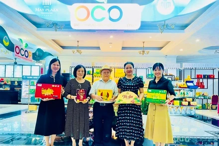 Phó Giáo sư, Tiến sĩ Trần Ninh người phát hiện ra 25 loại trà hoa vàng.