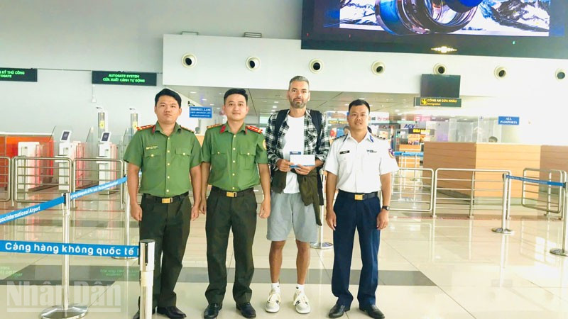 Phòng Quản lý xuất nhập cảnh Công an tỉnh An Giang phối hợp Vùng Cảnh sát biển 4 hỗ trợ đưa ông Oleksandr Kyselytisa làm thủ tục xuất cảnh tại sân bay Phú Quốc.