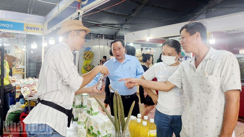 Người dân tham quan các gian hàng trưng bày tại Ngày hội Du lịch, ẩm thực kết hợp Hội chợ Xúc tiến thương mại, sản phẩm OCOP Rạch Giá, An Giang năm 2025. 