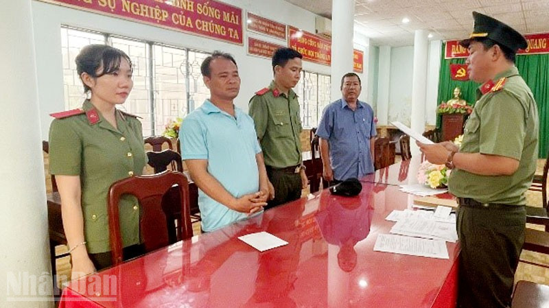 Điều tra viên tống đạt các quyết định khởi tố vụ án, khởi tố bị can, thực hiện lệnh bắt bị can để tạm giam đối với Trần Văn Tiếng (thứ 2, từ trái qua).