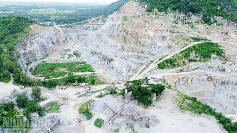 Khai thác đá ở An Giang.