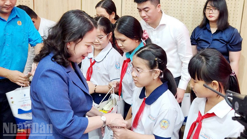 Phó Chủ tịch nước Võ Thị Ánh Xuân tặng quà hỗ trợ trẻ em nghèo vượt khó trên địa bàn tỉnh An Giang.