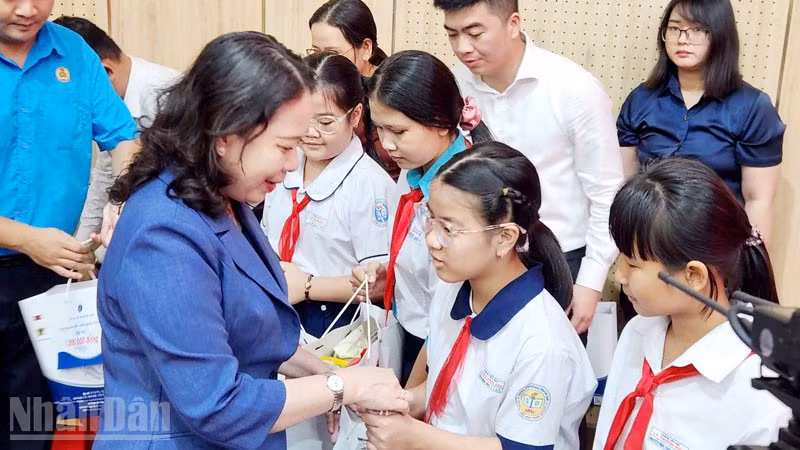 Phó Chủ tịch nước Võ Thị Ánh Xuân tặng quà hỗ trợ trẻ em nghèo vượt khó trên địa bàn tỉnh An Giang.