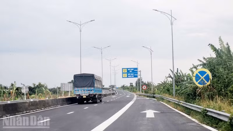 Một đoạn thuộc Dự án nâng cấp mặt đường tuyến Lộ Tẻ- Rạch Sỏi.