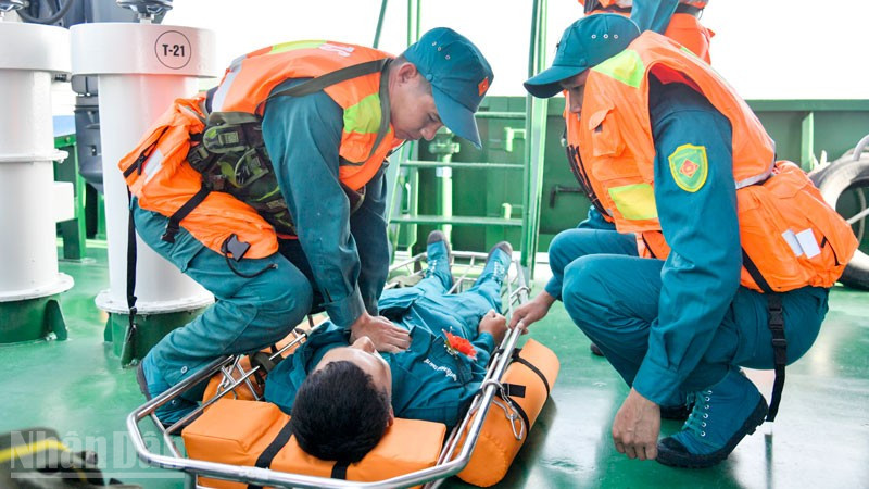 Cán bộ, chiến sĩ Hải đội dân quân thường trực tỉnh An Giang tham gia nội dung thi cứu hộ, cứu nạn trên biển.