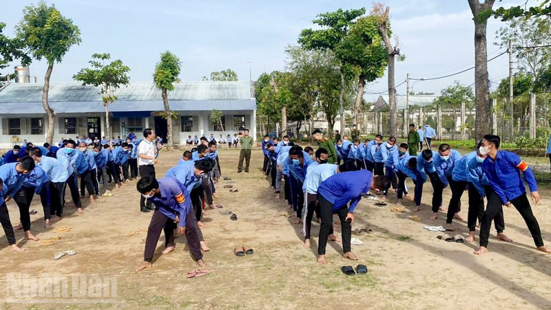 Học viên cai nghiện tham gia trò chơi dân gian.