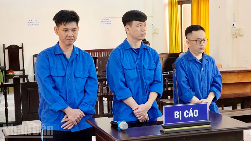 3 bị cáo: Lê Văn Đức (bìa trái), Phạm Út Đạt (giữa) và Nguyễn Thế Cường tại phiên tòa sơ thẩm.
