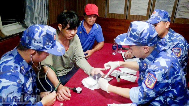 Cán bộ, chiến sĩ Tàu CSB 4035, Bộ Tư lệnh Vùng Cảnh sát biển 4 chăm sóc, hỗ trợ y tế nạn nhân gặp nạn trên biển. 