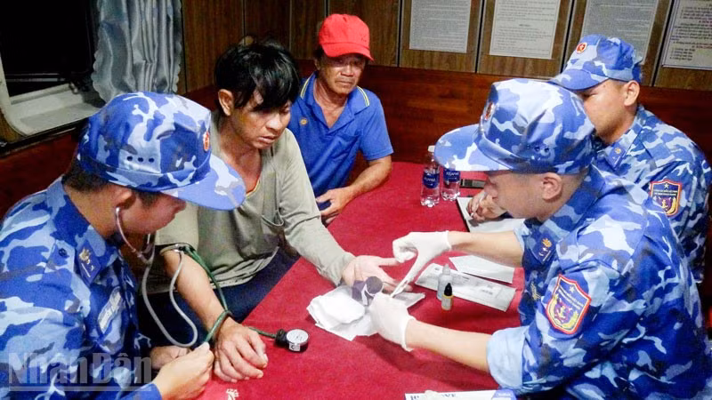 Cán bộ, chiến sĩ Tàu CSB 4035, Bộ Tư lệnh Vùng Cảnh sát biển 4 chăm sóc, hỗ trợ y tế nạn nhân gặp nạn trên biển. 