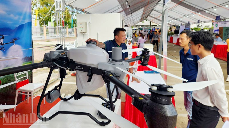 Trưng bày mô hình thiết bị phục vụ trong nông nghiệp.