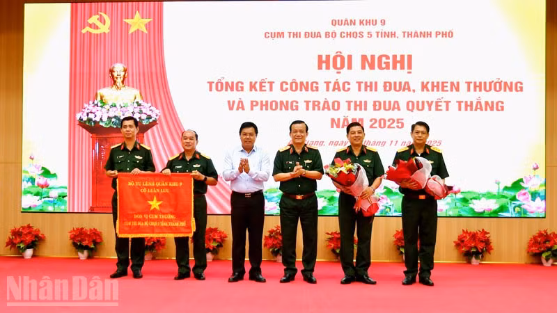 Trung tướng Hồ Văn Thái, Bí thư Đảng ủy, Chính ủy Bộ Tư lệnh Quân khu 9 và Ủy viên Trung ương Đảng, Bí thư Tỉnh ủy An Giang Nguyễn Tiến Hải trao cờ và hoa chúc mừng cho đơn vị cụm trưởng Cụm thi đua Bộ Chỉ huy quân sự 5 tỉnh, thành (Quân khu 9) năm 2026. (Ảnh: PHƯƠNG VŨ).
