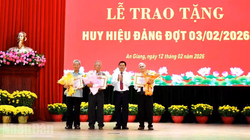 Ủy viên Trung ương Đảng, Bí thư Tỉnh ủy An Giang Nguyễn Tiến Hải trao Huy hiệu Đảng cho các đồng chí cao niên tuổi Đảng. (Ảnh: PHƯƠNG VŨ).