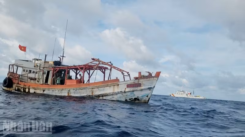 Lực lượng Bộ Tư lệnh Vùng Cảnh sát biển 4 phát hiện, xử lý tàu chở dầu DO không có hóa đơn, chứng từ chứng minh nguồn gốc xuất xứ hàng hóa.