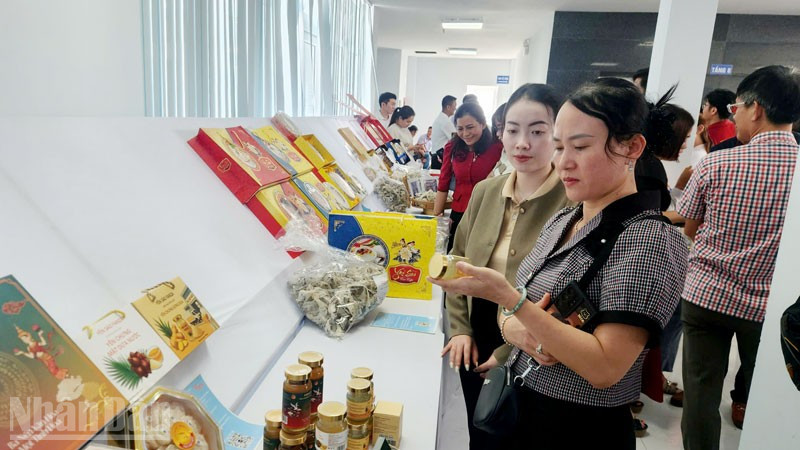 Đại biểu tham quan các sản phẩm yến sào.