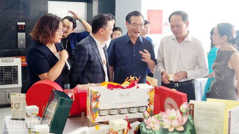  Đại biểu tham quan các sản phẩm từ yến.