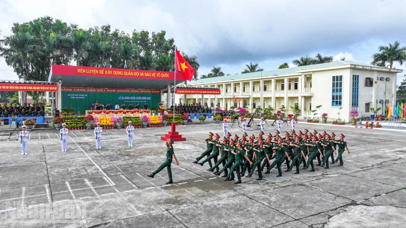 Lực lượng vũ trang tỉnh duyệt đội ngũ tại Lễ ra quân huấn luyện năm 2026. (Ảnh: PHƯƠNG VŨ)