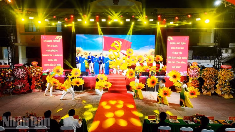 Chương trình văn nghệ tại lễ tổng kết "Tết quân-dân" năm 2026. (Ảnh: PHƯƠNG VŨ)