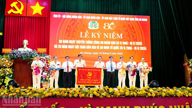 Bí thư Tỉnh ủy Nguyễn Tiến Hải và Chủ tịch Ủy ban nhân dân tỉnh Hồ Văn Mừng tặng bức trướng cho Công an tỉnh An Giang. 