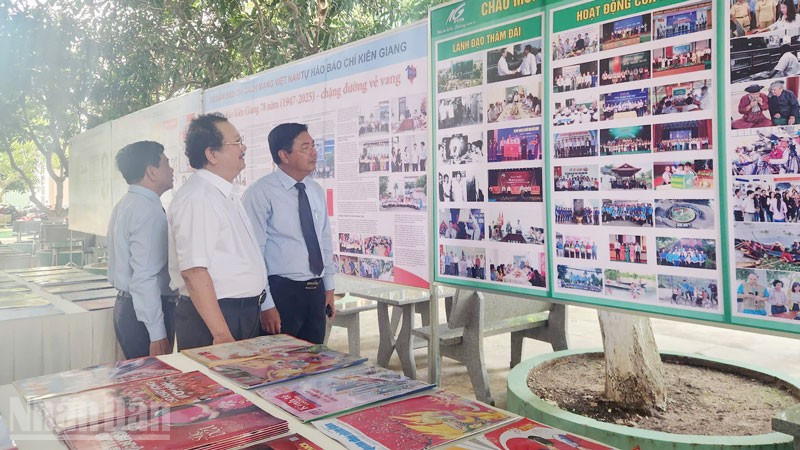 Đại biểu xem trưng bày những thành tựu của báo chí tỉnh Kiên Giang.