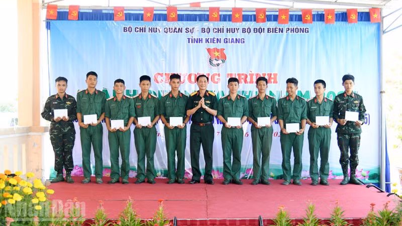 Đại tá Cao Minh Tâm, Phó Chính ủy Bộ Chỉ huy quân sự tỉnh Kiên Giang trao tặng quà cho cán bộ, chiến sĩ đại đội 6, Tiểu đoàn 519 có hoàn cảnh khó khăn. (Ảnh: PHƯƠNG VŨ).
