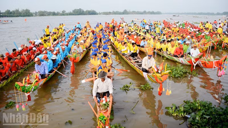 Các đội đua ghe ngo về dự Ngày hội Văn hóa, Thể thao và Du lịch đồng bào Khmer tại xã Gò Quao, tỉnh An Giang. 