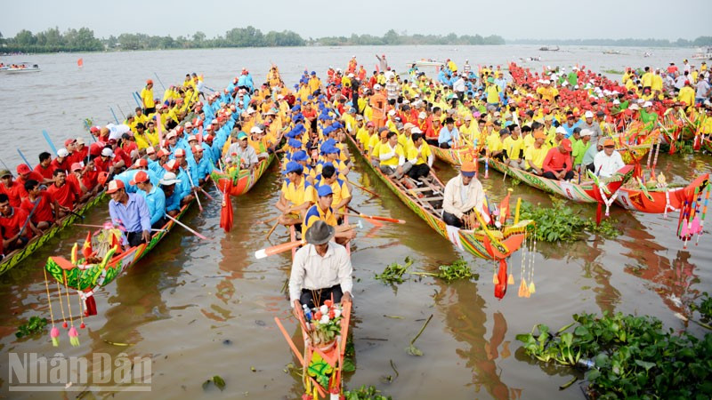Các đội đua ghe ngo về dự Ngày hội Văn hóa, Thể thao và Du lịch đồng bào Khmer tại xã Gò Quao, tỉnh An Giang. 