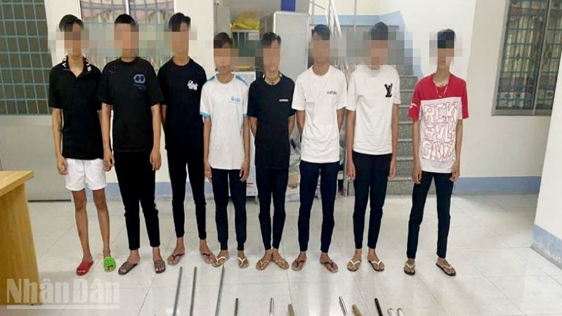 Công an thu giữ hung khí tự chế của nhóm thanh niên chuẩn bị đánh nhau. (Ảnh: Cổng thông tin điện tử Công an tỉnh An Giang).