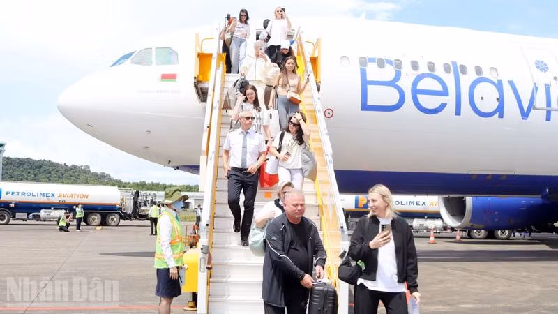 Khách du lịch đến Phú Quốc.