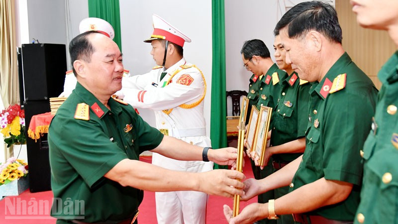 Lãnh đạo Bộ Chỉ huy Quân sự tỉnh An Giang trao danh hiệu thi đua cho các tập thể, cá nhân có thành tích xuất sắc trong phong trào thi đua Quyết thắng năm 2025.