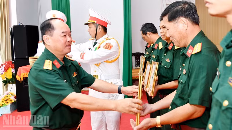 Lãnh đạo Bộ Chỉ huy Quân sự tỉnh An Giang trao danh hiệu thi đua cho các tập thể, cá nhân có thành tích xuất sắc trong phong trào thi đua Quyết thắng năm 2025.