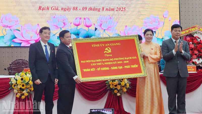 Bí thư Tỉnh ủy An Giang Nguyễn Tiến Hải (bìa phải) tặng bức trướng của Tỉnh ủy An Giang cho Đại hội đại biểu Đảng bộ phường Rạch Giá.