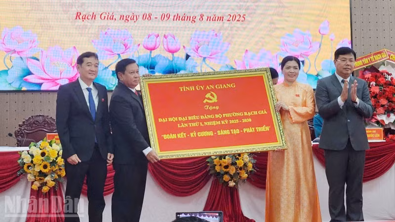 Bí thư Tỉnh ủy An Giang Nguyễn Tiến Hải (bìa phải) tặng bức trướng của Tỉnh ủy An Giang cho Đại hội đại biểu Đảng bộ phường Rạch Giá.