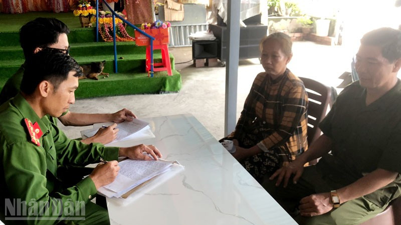 Công an làm việc với những người có liên quan.