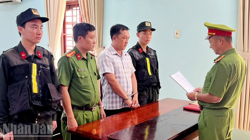 Công an tống đạt các Quyết định khởi tố vụ án, khởi tố bị can đối với Tô Hoàng Dũ. (Ảnh: Cổng thông tin điện tử Công an An Giang)