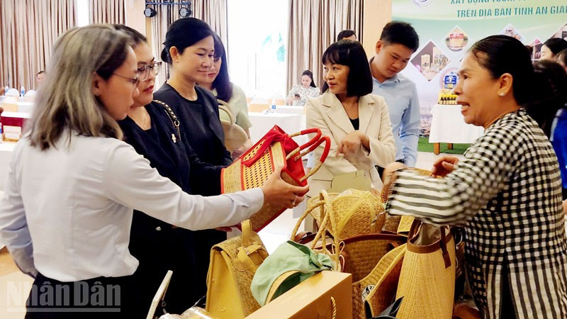 Sản phẩm du lịch trưng bày tại buổi tọa đàm.