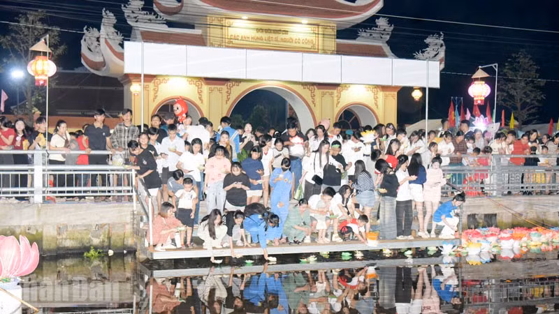 Hoạt động thả đèn hoa đăng, với mong muốn gửi gắm ước nguyện về sức khỏe, bình an và tài lộc đến với mọi người.