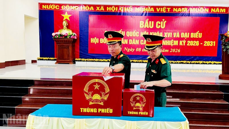 Lực lượng vũ trang ở đặc khu Thổ Châu đi bầu cử.